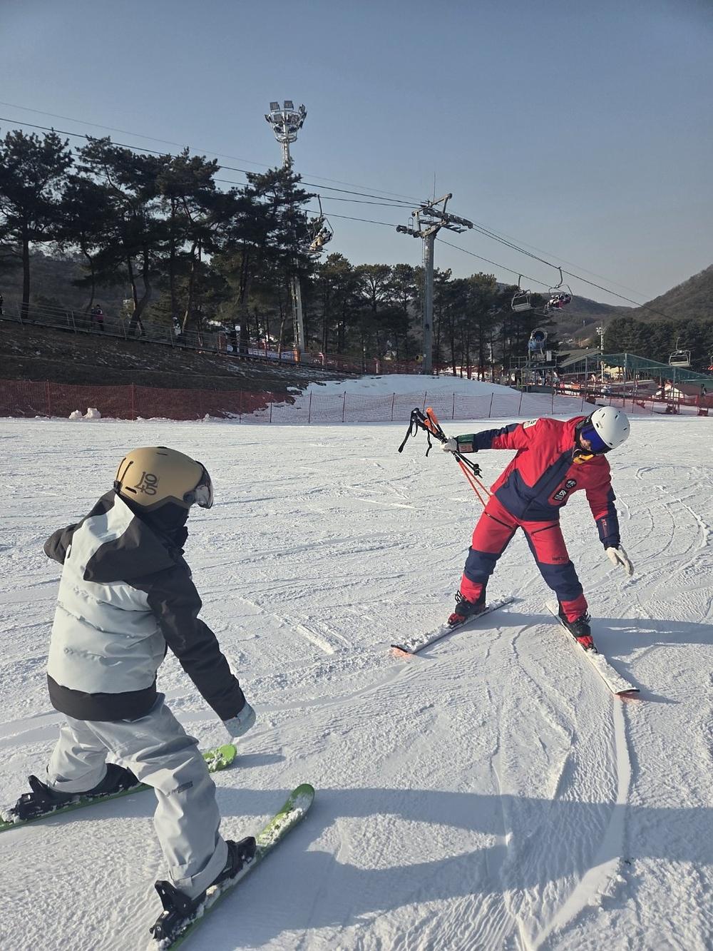 곤지암스키장 슬로프에서 자세를 시범하는 브라더스 스키 강사